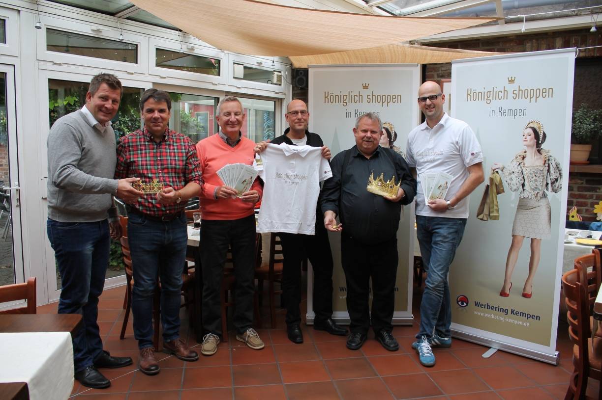 Für „königliches Shoppen“ in Kempen werben auf diesem Foto (v.l.): Henning Schmitz (XDream Events), Peter Wolters (Kassierer Werbering), Fred Klaas (Geschäftsführer Werbering, Christian Maiwald (Werbeagentur PEP), Armin Horst (1. Vorsitzender Werbering) und Markus Claassen (2. Vorsitzender Werbering).