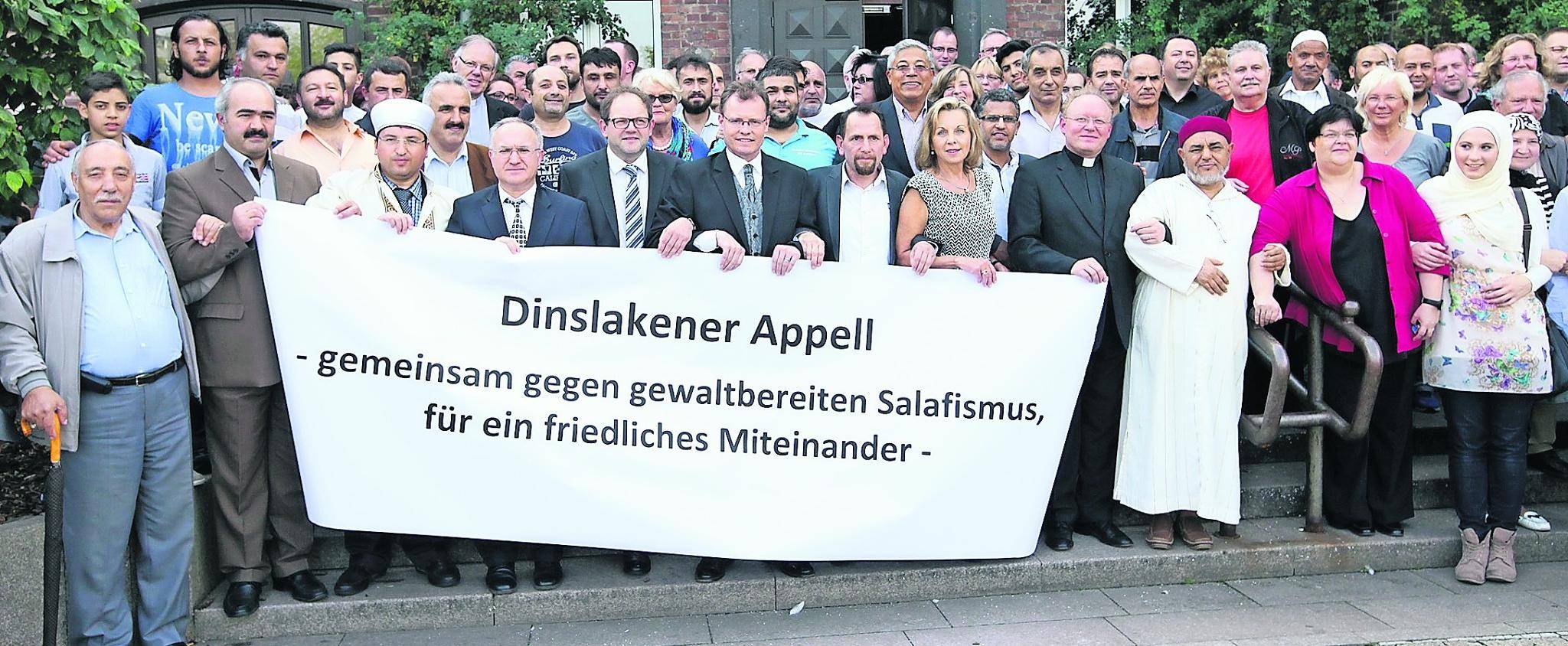175 Frauen und Männer setzten im Dinslakener Rathaus ihre Unterschrift unter den Dinslakener Appell gegen den gewaltbereiten Salafismus.