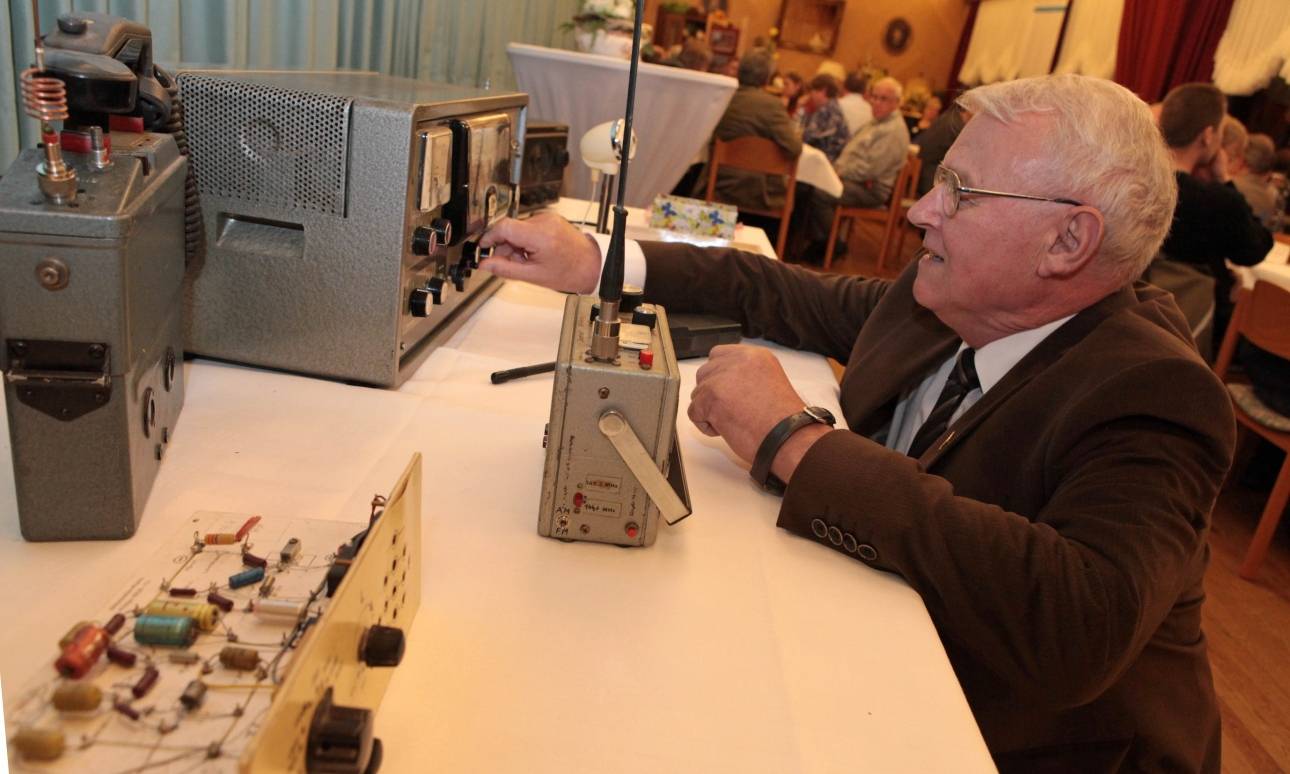 Eine kleine Ausstellung zeigte alte und neue Geräte.