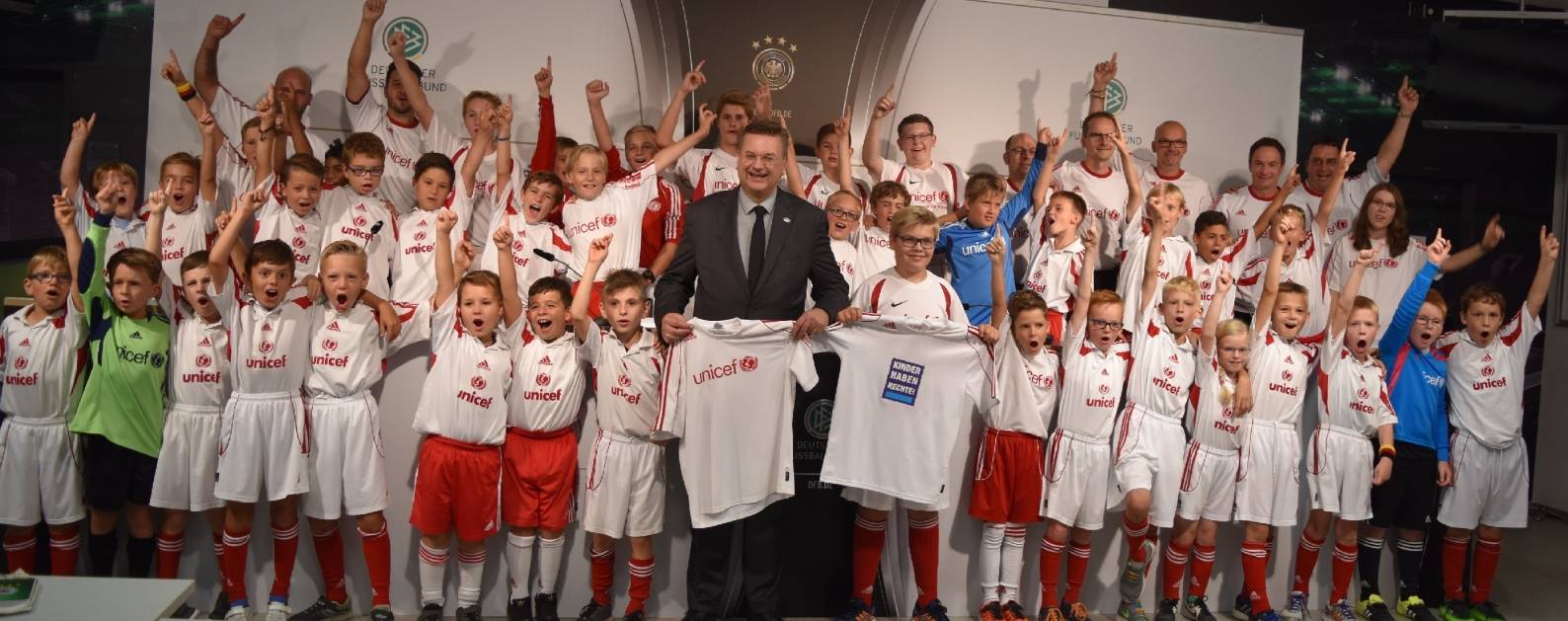 Seit 30 Jahren kicken die UNICEF-Kicker des FC St.Hubert e.V. für das Kinderhilfswerk der Vereinten Nationen UNICEF, für krebskranke Kinder und für die weltweiten Kinderrechte. Zu den Gratulanten gehört auch DFB-Präsident Reinhard Grindel (Mitte).