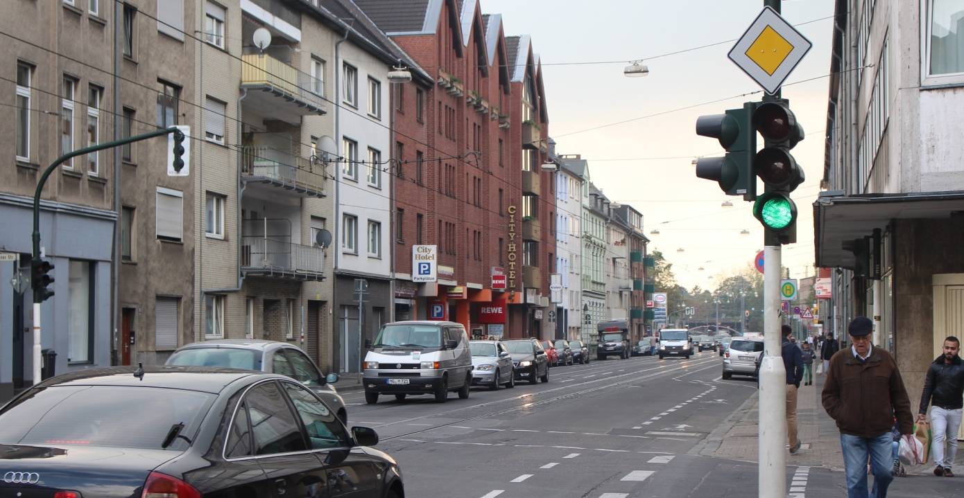 Hauptverkehrsstraße: Freie Fahrt für Autos, aber die Anwohner müssen wegen des Lärms viel Geduld aufbringen. Die Autofahrer sind ebenfalls genervt, weil die Fahrbahn so schlecht ist.