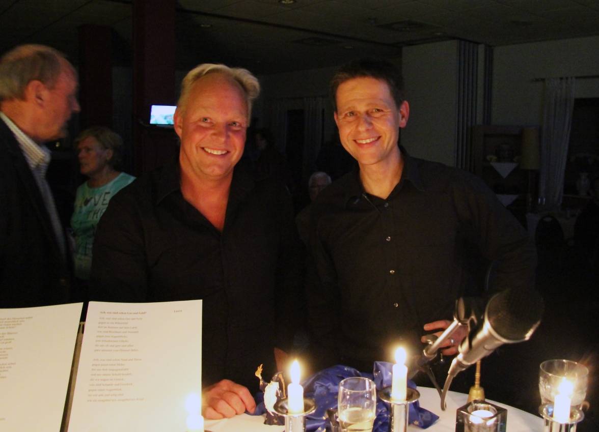  Thomas Hunsmann (l.) und Christian Behrens begrüßten rund 80 Gäste zur Vorpremiere ihres neuen Kleinkunstprogramms im Saal des Kleinen Reichstags in Moers. 