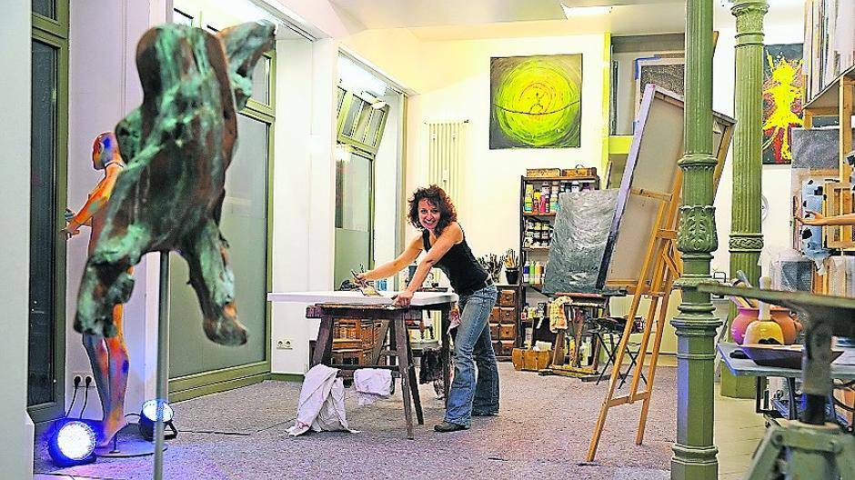  Iris Weisschuh zeigt in ihrem Atelier an der Weinhagenstraße 23 in Ruhrort eigene Malereien und Skulpturen sowie fotografische Arbeiten von Frank Hohmann und Daniela Szczepanski alias „Photographie Aufnachtschicht“. 