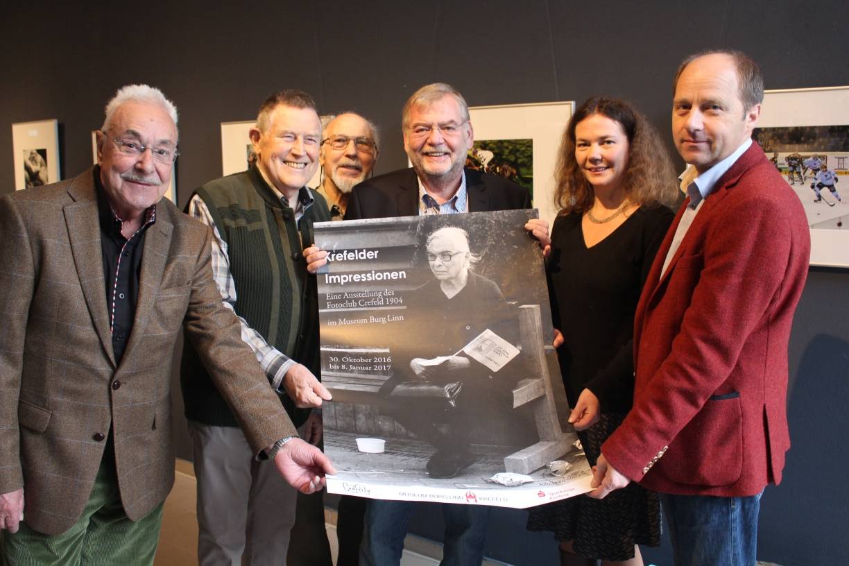  Präsentieren das Plakat zur neuen Fotoausstellung: (v.l.) die Fotografen Wolfgang Martin, Wolfgang Jäschke, Heinrich Goebels und Wolfgang Gorissen sowie die Museumsleiter Dr. Jennifer Morscheiser und Dr. Christoph Dautermann. 