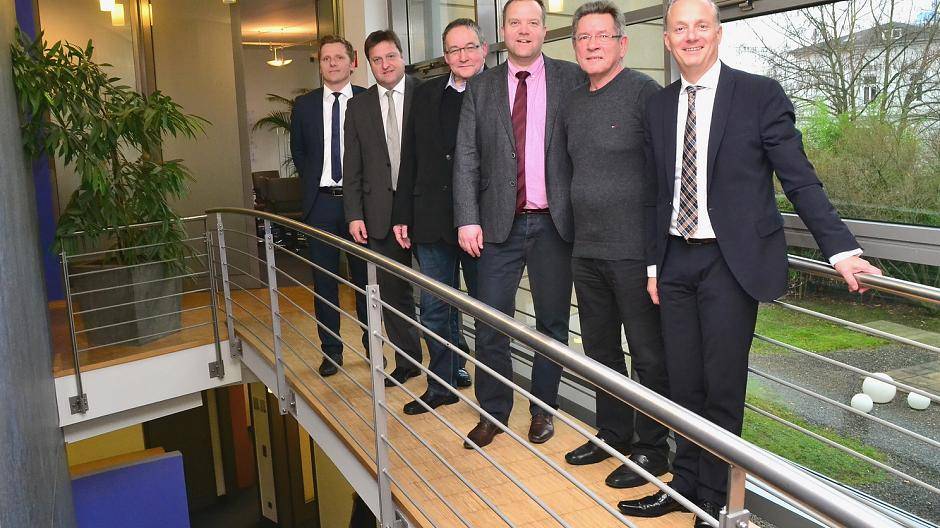 Andreas Winkler, Pressesprecher der Wohnungs- und Immobilienwirtschaft Rheinland Westfalen, Olaf Rabsilber, Vorstandsvorsitzender der Wohnungsgenossenschaft Oberhausen Sterkrade, Dietmar Vornweg, Vorstandsvorsitzender beim Bauverein-Friemersheim, Armin Frenkert Geschäftsführer des Vereins der Haus- und Grundeigentümer Groß-Duisburg, Winfried Tomczak, Vorstandsvorsitzender der Wohnungsgenossenschaft Duisburg-Mitte, Alexander Rychter, Verbandsdirektor der Wohnungs- und Immobilienwirtschaft Rheinland Westfalen (vr), sind entsetzt über die neuen Grundsteuer-Hebesätze in Duisburg.