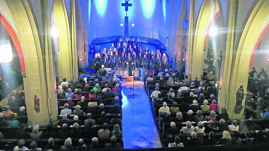 Zum Adventskonzert des Chores „Gospel in Blue“ war die St. Johannes Kirche in Homberg bis auf den letzten Platz besetzt.