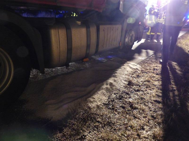 LKW verliert 300 Liter Diesel