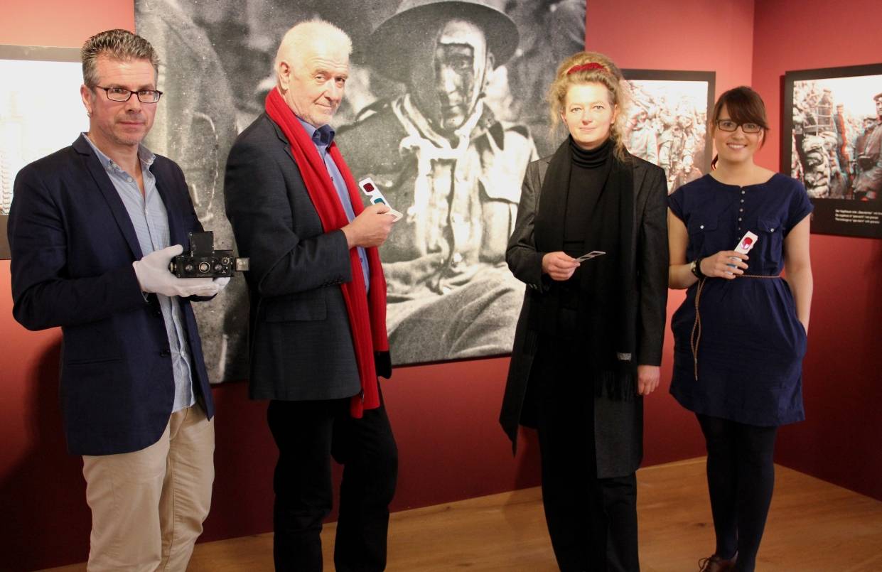  Stephan Sagurna, Dr. Volker Jakob, Diana Finkele und Sarah Breuer (v.l.) zeigen Teile der Doppelausstellung über den Ersten Weltkrieg im Grafschafter Museum. 