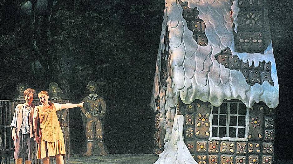 Da steht es, das Hexenhäuschen, und verführt zum Knuspern — in Duisburg seit 45 Jahren.