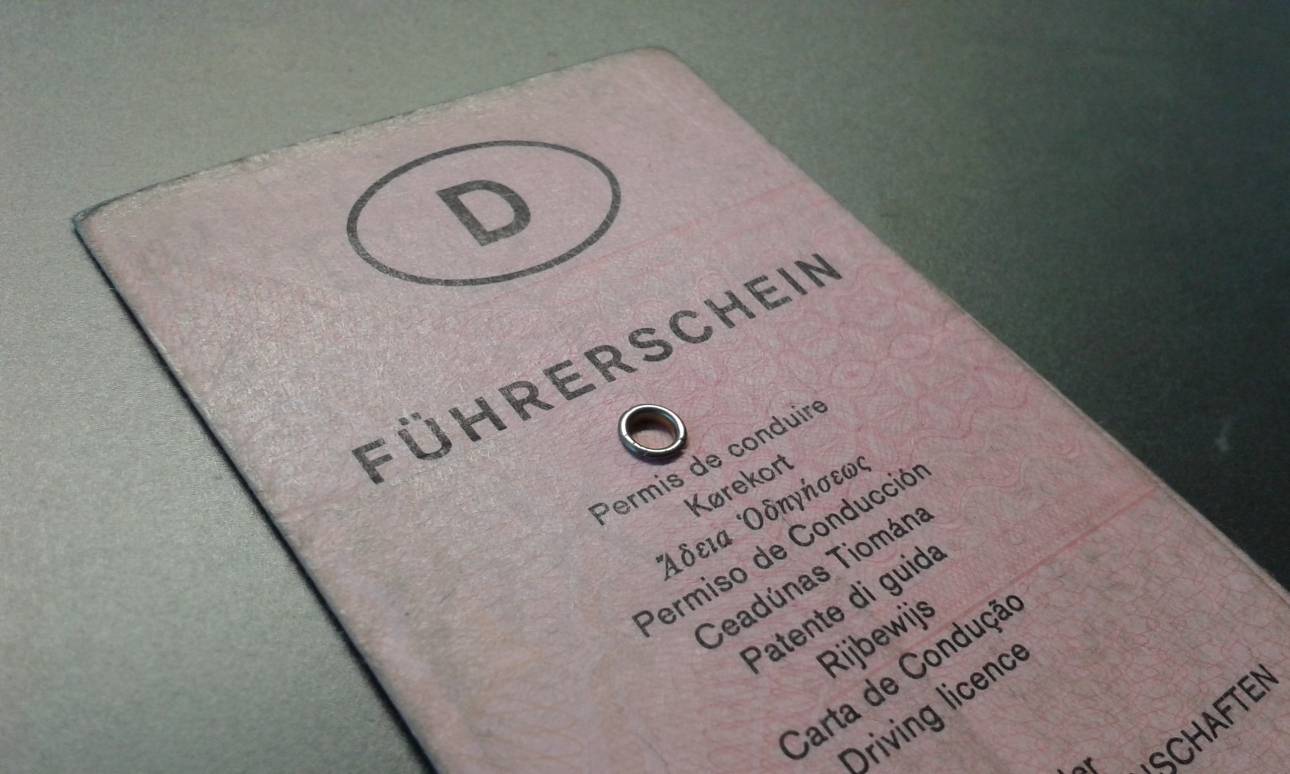 Ganz schön dreist: Mann fährt mit altem "Lappen"