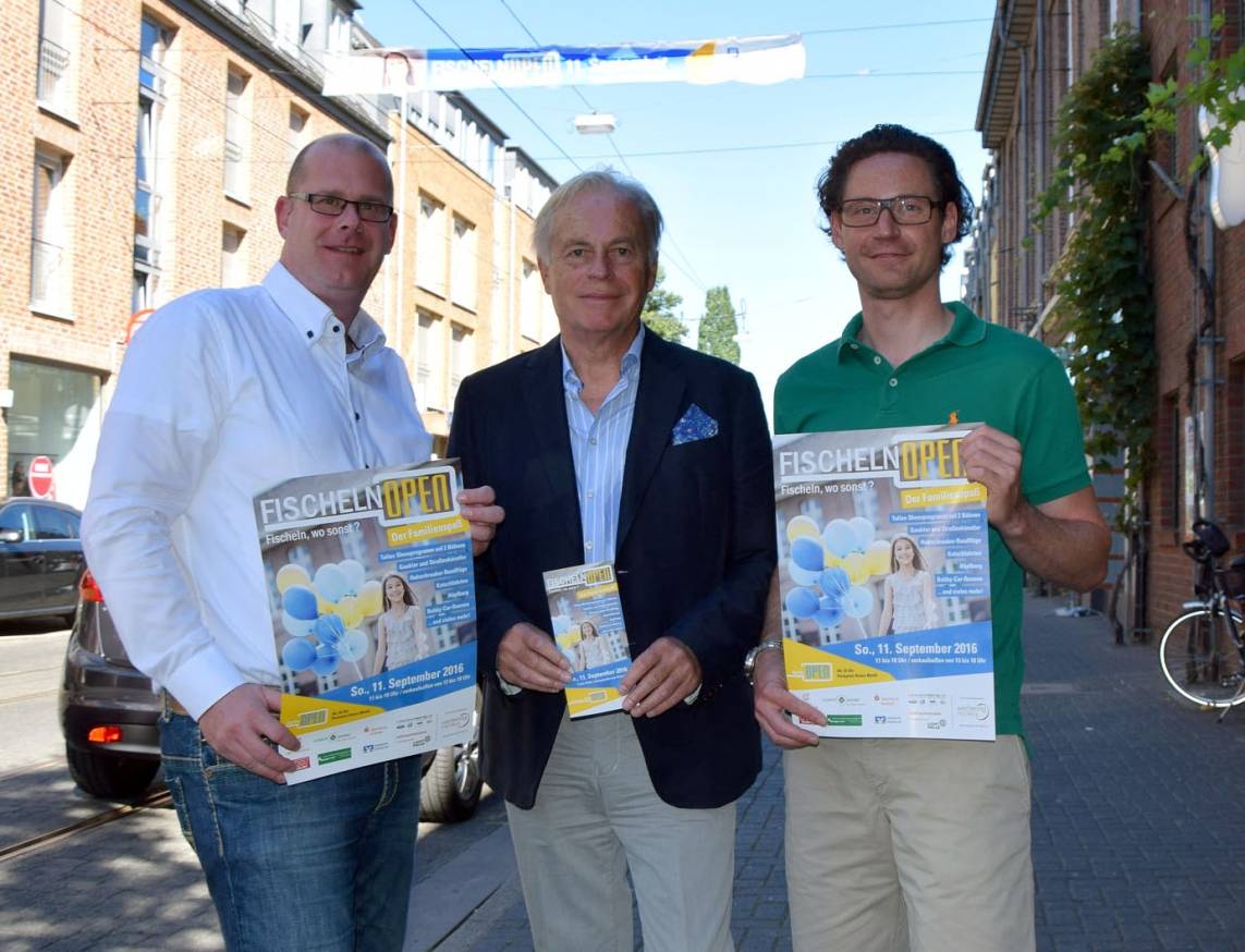  Frank Bertsche, Robert Reichling und Hendrik Hambloch (v.l.) vom Werbering Fischeln zeigen das neue Plakat für die „Fischeln Open 2016 am 11. September mit der achtjährigen Shalina aus Fischeln. 