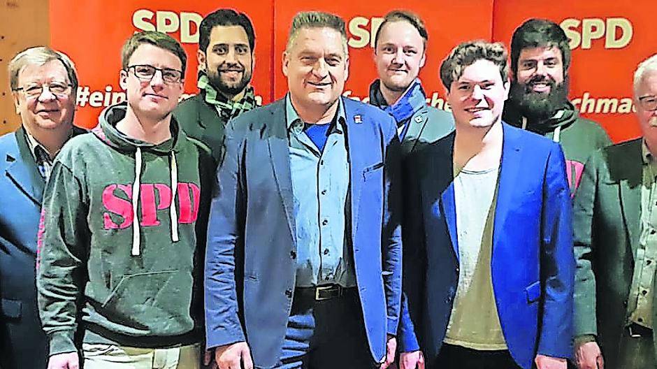  Udo Schiefner MdB, Beisitzer Wolfgang Pape, Geschäftsführer Johannes Hafermann, Schatzmeister Christian Gosselk, stellvertretender Vorsitzender Andreas Winkler, Beisitzer Hendrik Pempelfort, Vorsitzender Lukas Maaßen, Beisitzer Simon Grabner, Fraktionsvorsitzender Bernd-Dieter Röhrscheid und stellvertretende Bürgermeister Dietmar Winkels (von links). 