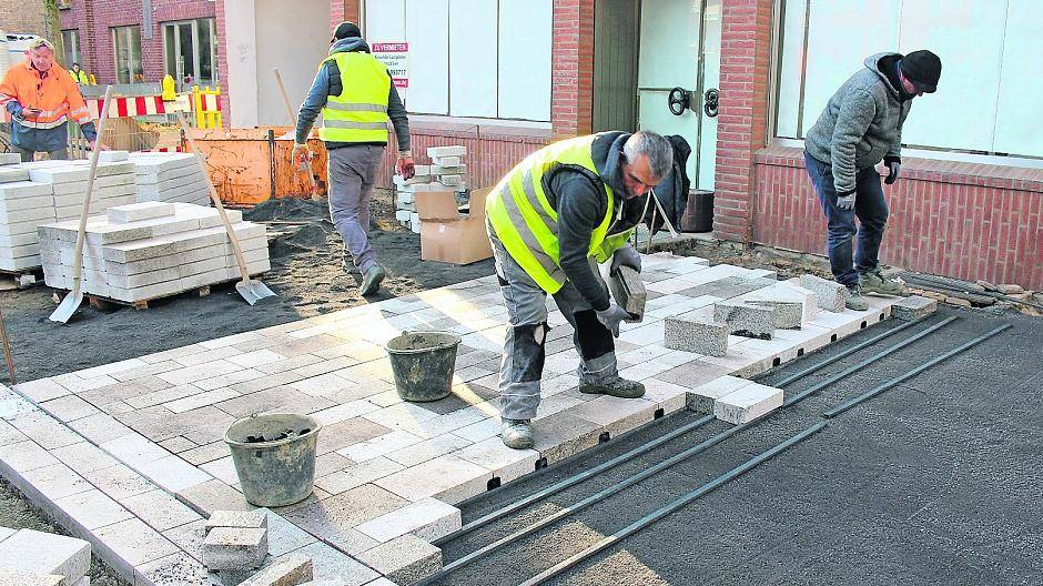 Gut zu sehen: Die Schienen, auf denen die Granitsteine verlegt werden. Nach zwei schmalen Steinreihen folgte eine breite.