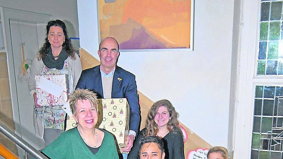 Unser Bild zeigt Organisatoren und Helfer vor der Weihnachtsfeier (von rechts): Martina Heikenfeld, Sozialpädagogin Anja Cüppers, Auszubildender Oliver Zentgraf, Catarina Mendoca (Rotary-Austauschschülerin aus Brasilien), Claudia Philipzen (Leiterin der Erziehungsberatungsstelle), Dr. Burkhard Gronwald (Rotary) und Manuela Schütz (EBS).