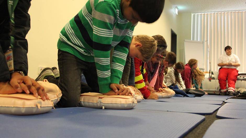 Prüfen, Rufen, Drücken: Erste Hilfe, auch wenn es kein „echter“ Notfall ist, ist...