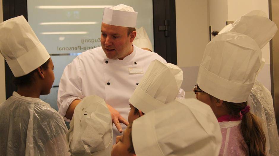 Christoph Schuhmann, Chef der Klinikküche, bei der Führung mit den kleinen...