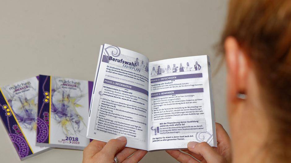 „Just for Girls“ ist der Titel des Taschenkalenders, der jährlich zum Beginn des Schuljahres von den Gleichstellungsbeauftragten im Kreis Viersen herausgegeben wird.