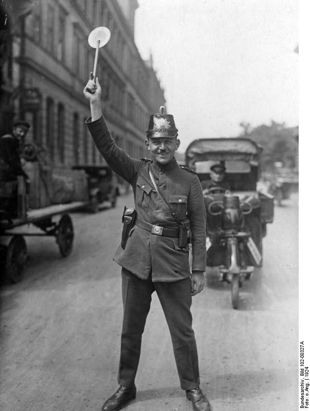 Berliner Polizist in den 1920er Jahren - Wer so aussieht, könnte im Film...