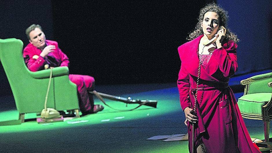 Andrej Dunaev und Sarah Ferede in „Werther“. Dass sie sich mitunter durch Telefonhörer ansingen, ist eine der wenigen Modernisierungen, die nicht weiter stören. Entscheidend ist ja, wie sie sich ansingen, und das ist überirdisch.