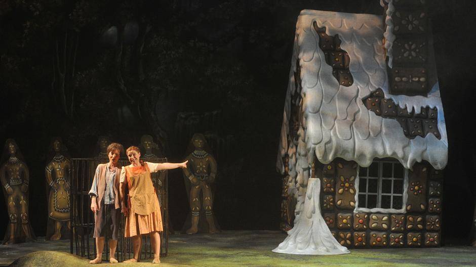 Da steht es, das Hexenhäuschen, und verführt zum Knuspern — in Duisburg seit 45 Jahren.