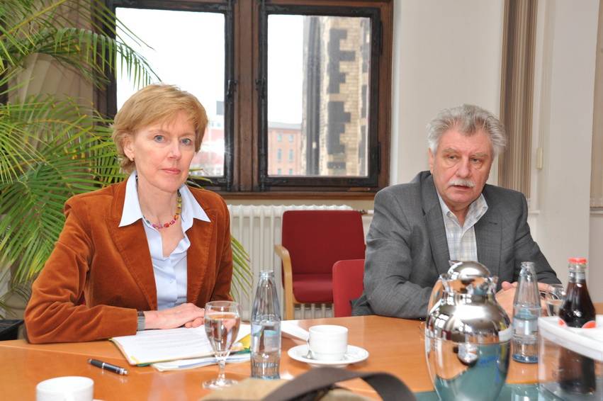 Andrea Bestgen, Leiterin des Amtes für Soziales und Wohnen, und Stadtdirektor und Sozialdezernent Reinhold Spaniel erläuterten die weitere Vorgehensweise am Kalkweg.