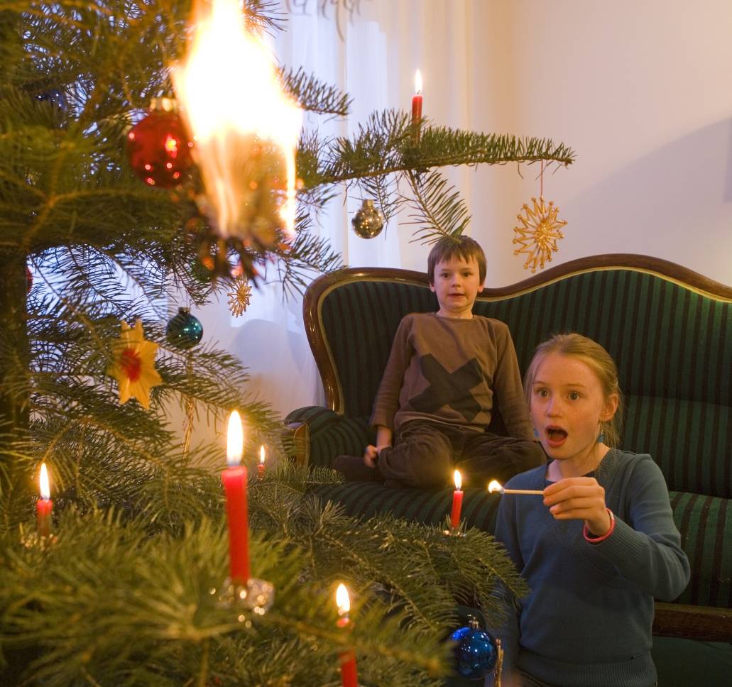 Vorsicht bei echten Kerzen am Weihnachtsbaum - Brandgefahr!