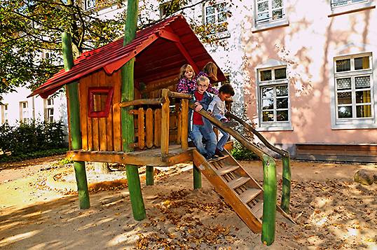 Mit den Spenden wurden unter anderem neue Spielgeräte für das Kinderheim St. Annenhof angeschafft.