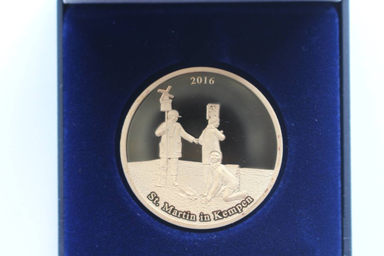 Die Schwester-Ina-Sammelmedaille des Jahres 2016 zeigt das Kempener Martinsdenkmal.