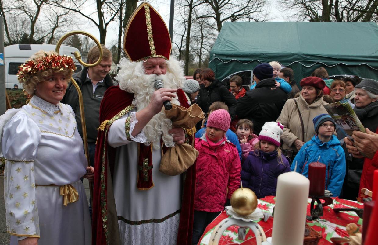 Auch der nikolaus wird dem Weihnahctsmarkt in Rumeln-Kaldenhausen einen Besuch abstatten und wird die kleinen Besucher mit Geschenken überraschen.