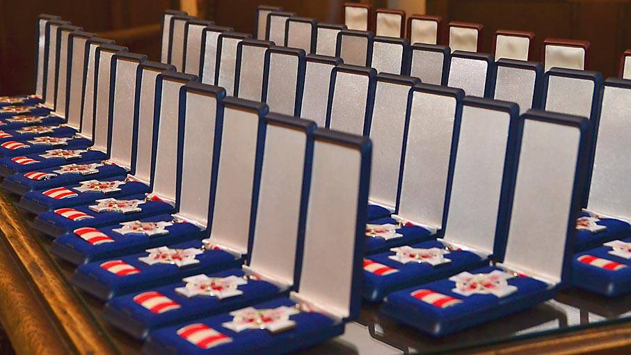 Das Feuerwehr-Ehrenzeichen (Nordrhein-Westfalen) gibt es für die aktive Dienstzeit in Stufe drei für 25-jährige aktive Dienstzeit in Silber am Bande uns in Stufe zwei für 35-jährige aktive Dienstzeit in Gold am Bande (Bandorden). Zudem gibt es auch noch Sonderstufen in Gold und Silber. Diese sind dann jedoch ein Steckkreuz, in Silber für besondere Verdienste um das Feuerschutzwesen und in Gold für besonders mutiges und entschlossenes Verhalten bei einem Einsatz.