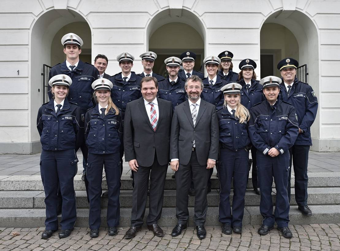  OB Frank Meyer, Karlheinz Winkler, Armin Helzer (r.) und Polizeisprecherin Karen Kretzer (3.v.r.) mit den neuen Beamten. 