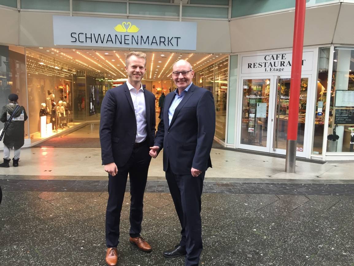 Amtsübergabe: Andreas Thielemeier (r.) übergibt das Centermanagement des Krefelder Schwanenmarktes an Christopher Wessel.