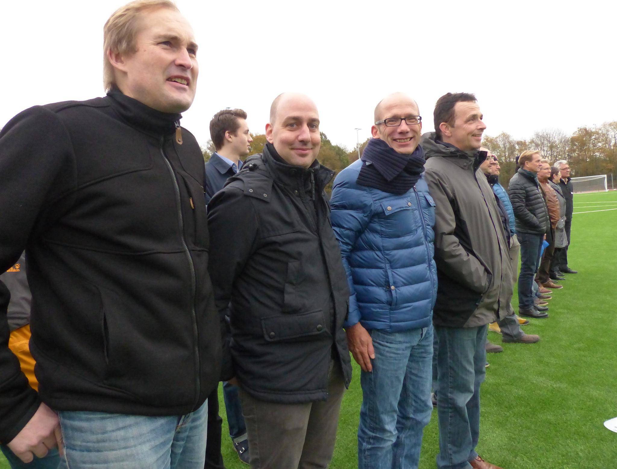  Mehr als zufrieden mit der neuen Sportanlage: Landschaftsarchitekt Martin Hiller, Vereinsvorsitzender Jens Westermann, Sportdezernent Christoph Müllmann und Bürgermeister Christoph Landscheidt (v.l.).  