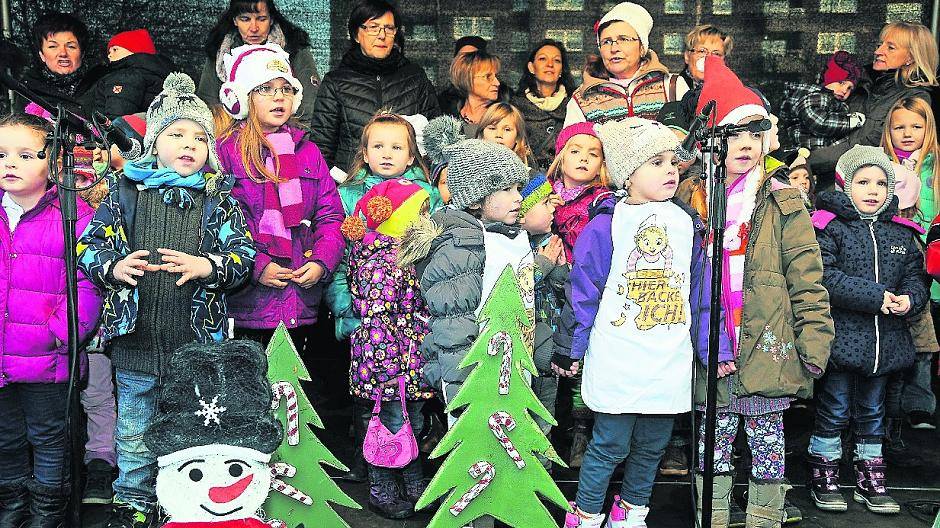 Adventsingen darf natürlich beim Weihnachtsmarkt auch nicht fehlen. Zahlreiche Kindergartenkinder sorgten mit einstudierten Liedern für die richtige Stimmung.