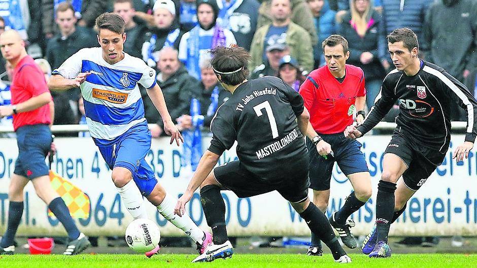 Fabian Schnellhardt spielte sich in Hiesfeld in den Vordergrund und steuerte die ersten beiden Treffer zum 7:0-Kantersieg der Zebras bei.