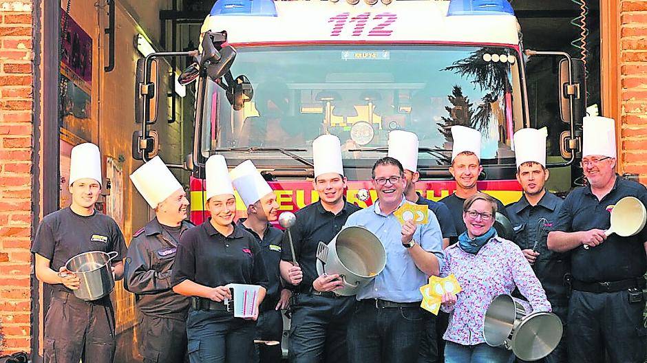  Die Mannschaft der Freiwilligen Feuerwehr Fischeln freuen sich über die Teilnahme an der Aktion „Zu Gast“. Die Feuerwehr-Crew wird im Spritzenhaus an der Kölner Straße den Tisch für Ihre Gäste decken. Kaplan Marc Kubella und Gemeindereferentin Anne Hermanns-Dentges koordinieren ein 3-Gänge-Menü, wobei jeder Gang an einem anderen Tisch, bei einem anderen Gastgeber eingenommen wird. 