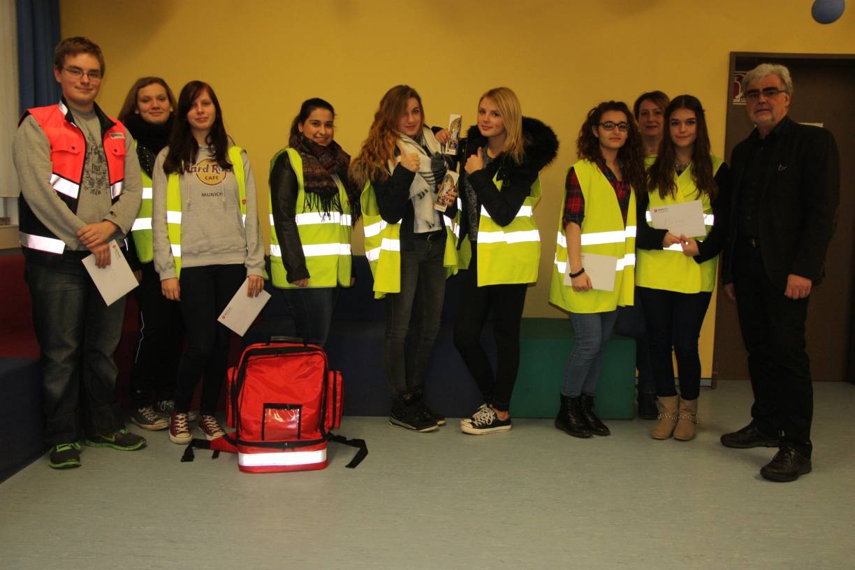  Eine engagierte Gruppe — stolz können die jungen Schulsanitäter sein. Einige von ihnen haben eine erweiterte Ausbildung durch Fachleute des Malteser-Hilfsdienstes absolviert und können so auch außerhalb der Schule erste Hilfe leisten. 