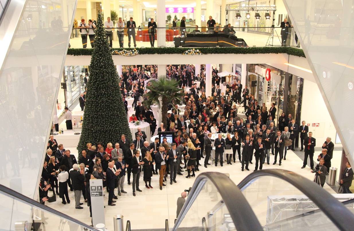  Bereits am Vorabend der Neutor-Galerie Eröffnung treffen sich Geschäftsleute, Vertreter von Vereinen und Institutionen beim Gala-Empfang. 