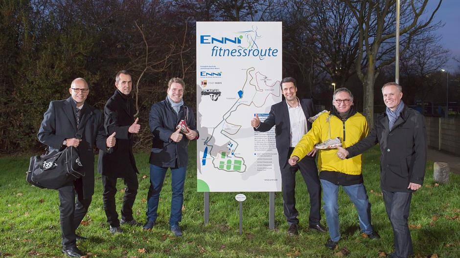  Andreas Stiller (MTV), Frank Reese (MTV), Bürgermeister Christoph Fleischhauer, ENNI-Geschäftsführer Stefan Krämer, Sportdezernent Hans-Gerhard Rötters, und Oliver Makrlik (Fachdienst Grün). 