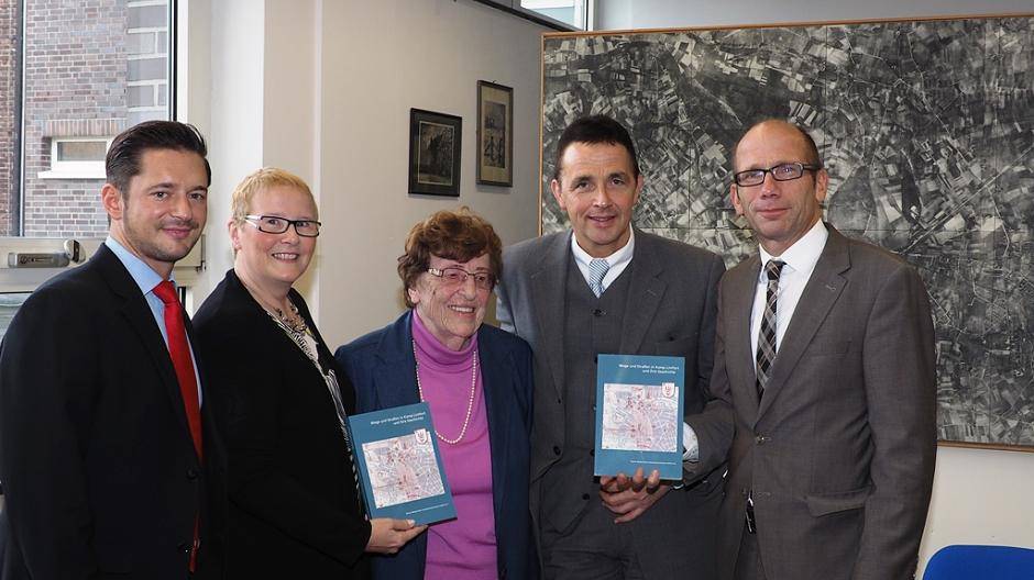  Marcel Groß, Geschäftsführer der Sparkasse Duisburg Stiftung, Birgit Kames, Vorsitzende des Verein Niederrhein, Ortsverband Kamp-Lintfort, Marga Schneppenheim, die Autorin des Buches, Bürgermeister Prof. Dr. Christoph Landscheidt sowie Kulturdezernent Dr. Christoph Müllmann bei der Buchvorstellung.  