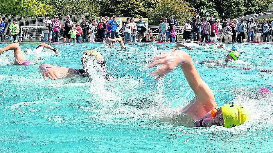 Im 25-Meter-Becken des Freibades der „Bütt“ müssen sich mehrere Schwimmer eine Bahn teilen.
