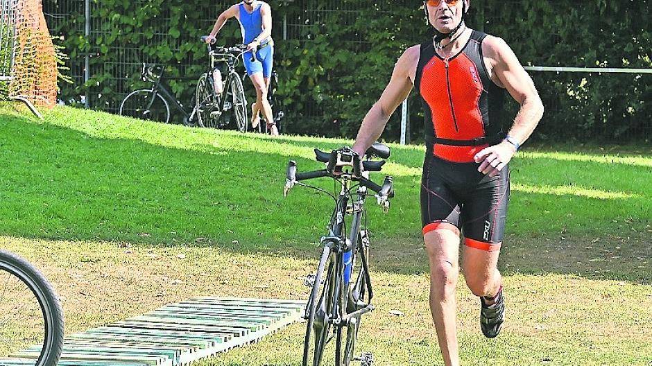 Nach dem Schwimmen geht es direkt auf die Radstrecke. Beim Volkstriathlon müssen die Sportler 20 Kilometer radeln.Foto: max