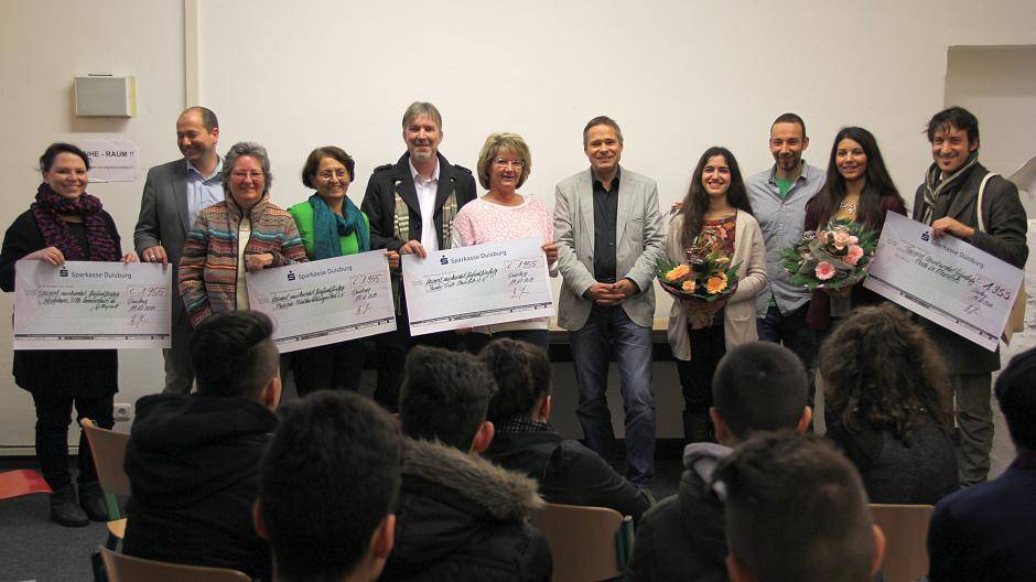 Unser Foto vl. Matina Zurl, Gunnar Brock (beide Kinderheim St. Barbara), Astrid Becker, Hatice Güler (beide Mabilda e.V.), Thomas Terschüren, Heike Priebe (beide Runder Tisch Marxloh e.V.), Holger Rinn (stellvertr. Schullleiter des Elly-Heuss-Knapp-Gymnasiums), Dilan Tas, Rene Ochodlo, Meltem Saracbasi (Organisatoren des Sponsorenlaufs), Halil Özet („Made in Marxloh).
