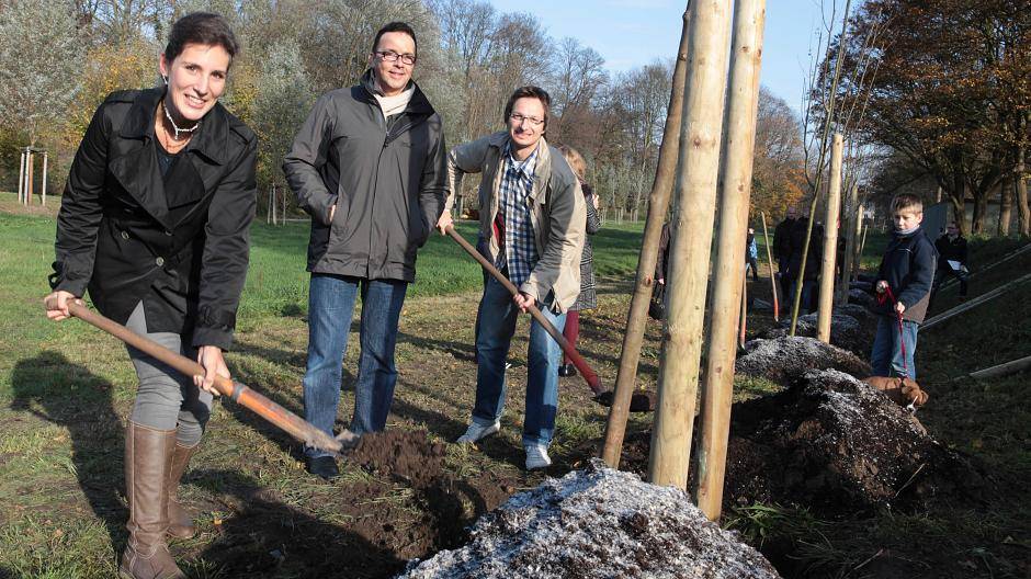 Legten gemeinsam Hand an: Sabine und Gordon Breuer mit Bürgermeister Christoph Landscheidt.