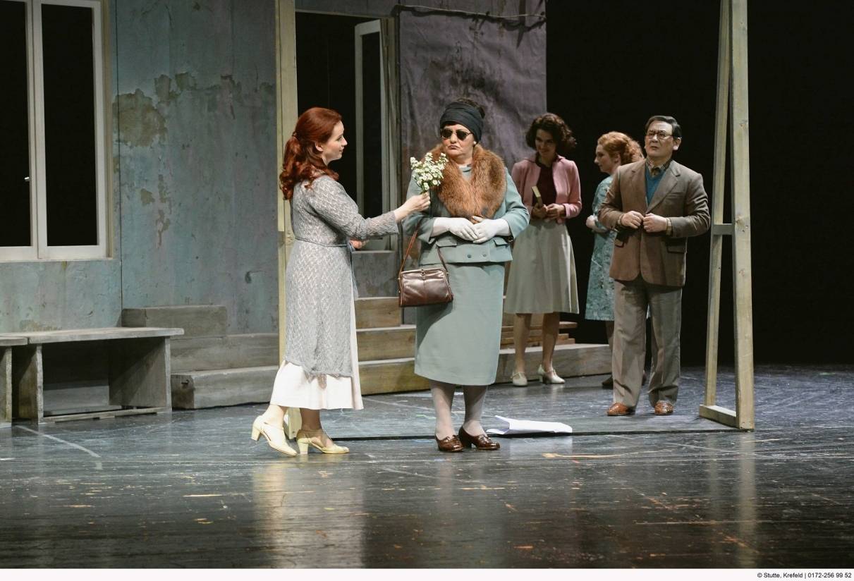  Vergebliche Liebesmüh: Katja (Izabela Matula) schenkt der bösen Schwiegermutter (Marfalgnajewna Kaban) Blumen. Doch diese lässt sie kühl abblitzen. 