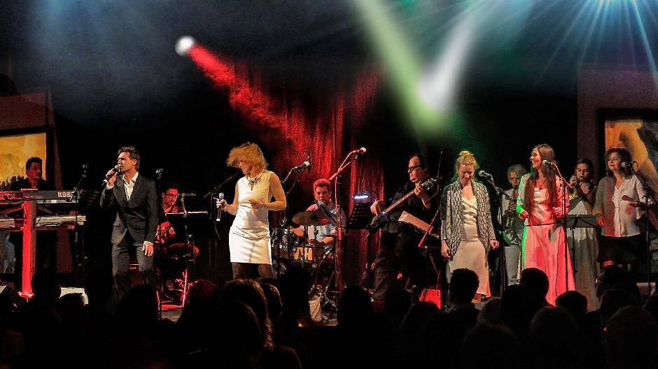 Ein Hauch Las Vegas, etwas Top-of-the-X-mas-Pops, ganz viel Herz: die Heilig-A-Band.