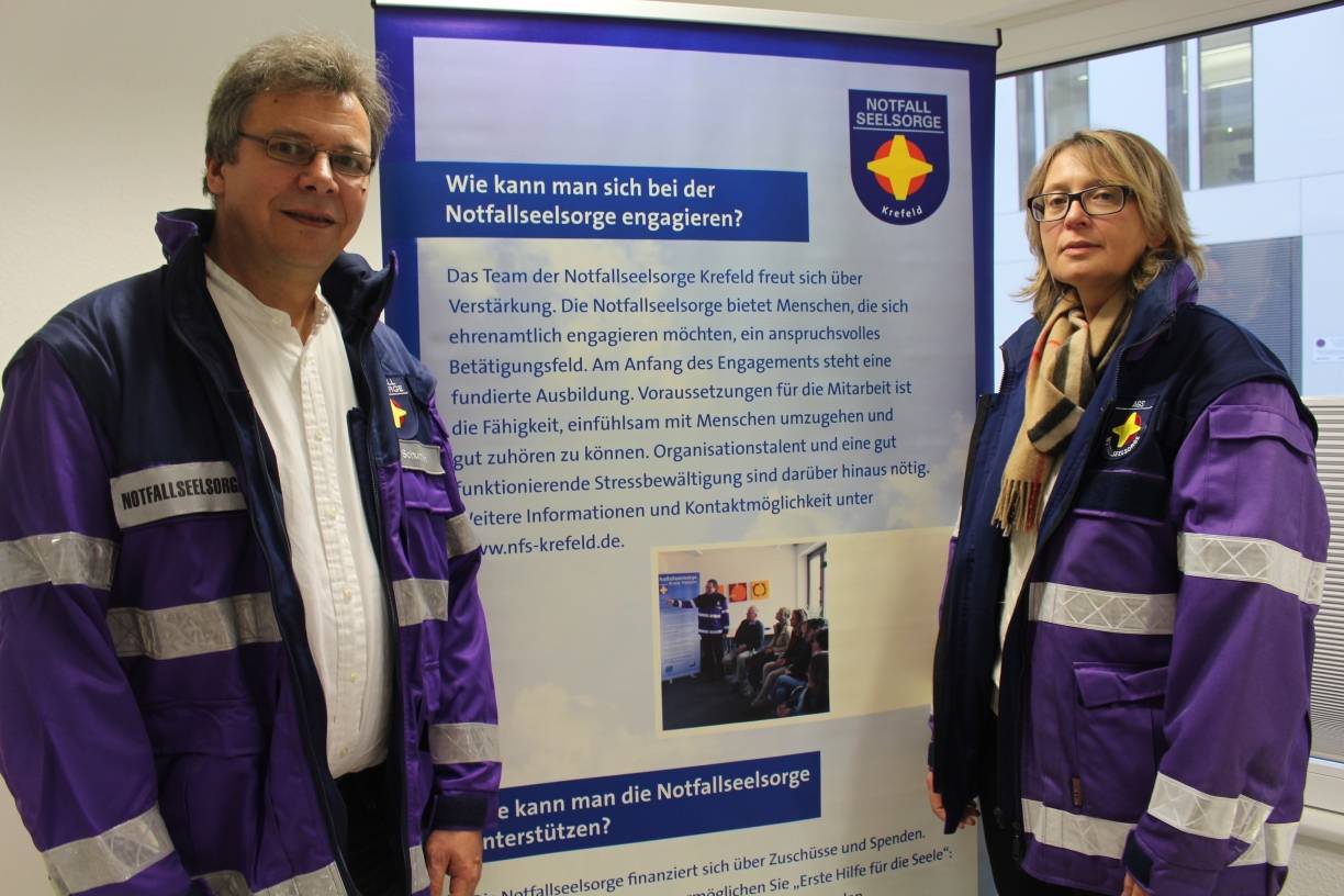  Laden zur Bewerbung ein: Pastor Martin Schumann und Ehrenamtlerin Claudia Wichmann ermuntern Erwachsene, sich 14 Tage im Jahr als Notfallseelsorger für ihre Mitmenschen zu engagieren. 
