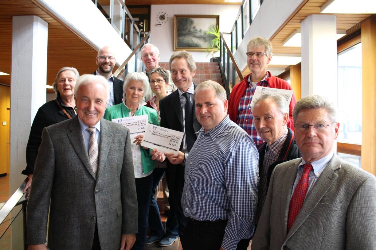 Strahlende Gesichter bei der Übergabe von dreimal 2000 Euro: Vordere Reihe Otto Birkmann (stellvertretender Bürgermeister), Achim Evertz und Gottfried Syben (Heimatverein Schmalbroich), rechts Udo Steinhauer (Senioren-Initiative). 2. Reihe: Margret Mertens (SkF Kempen), Hedwig Stirken und Claudia Stox (Freiwilligenagentur), Thomas Blazek (Senioren-Initiative Kempen) und Herbert Knops (St. Annenhof). Oben links Stefan Erlenwein und Karl Willi Severens (Die Krähen).