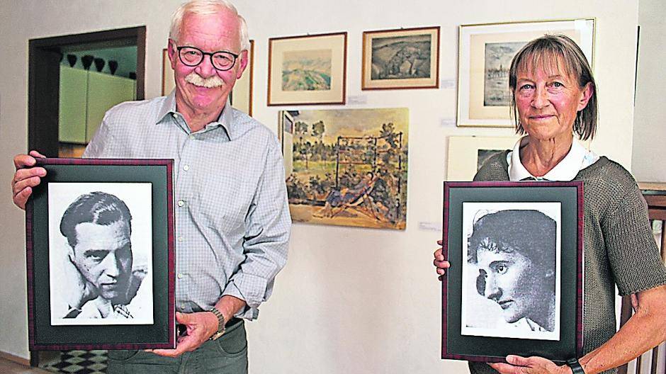 Christa und Bernd-Dieter Röhrscheid zeigen Porträtfotos des Künstlerehepaars Kurt und Lore Beyerlein, die ihre gemeinsame Zeit in Schiefbahn nur von 1932 bis 1941 genießen konnten.