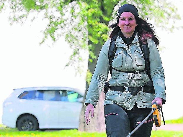 Sabine Wester mit ihren Hunden Maggie und Futzi. Maggie wird die Tierschützerin auf dem Marsch nach Mengen begleiten.